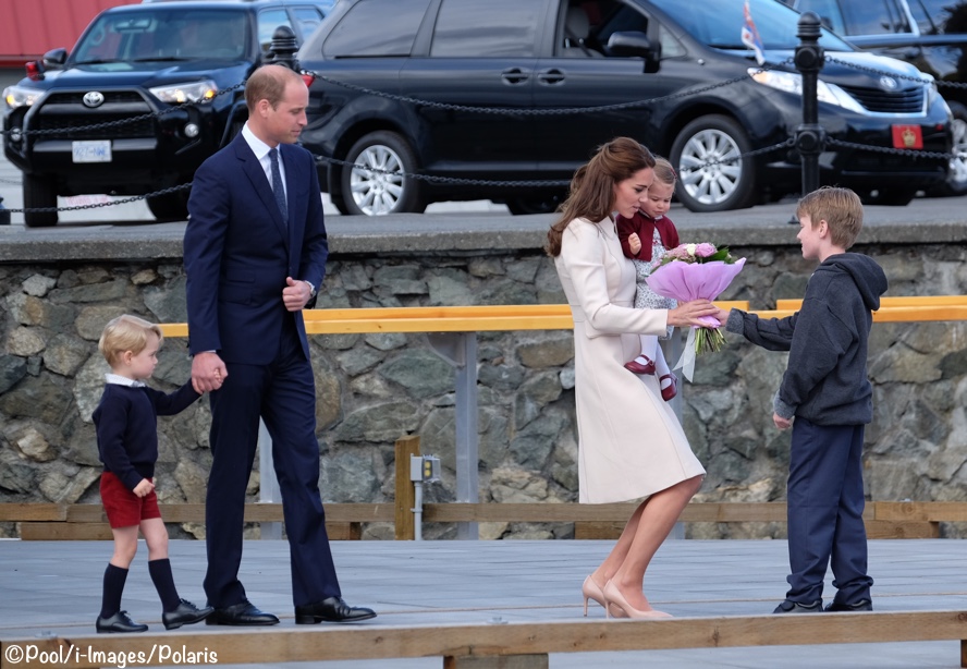 cambridges-leave-canada-kate-accepting-flowers-oct-1